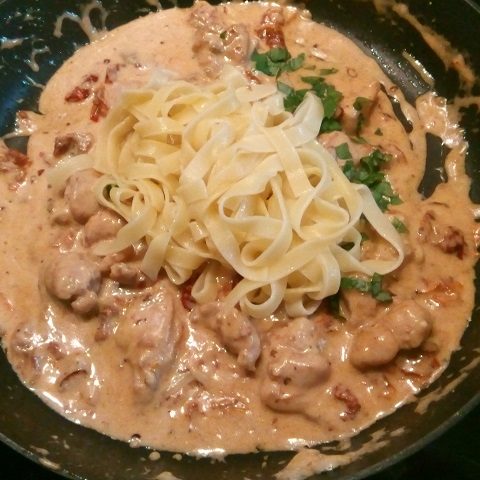 Zon Gedroogde Tomaten Pasta Met Kip En Romige Saus Met Parmezaanse Kaas